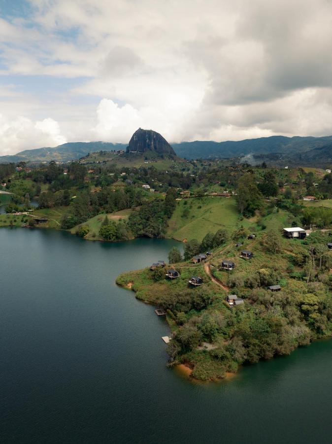 The Boato Hotel Guatapé Exteriör bild View of the town of Guatapé and the rock of Guatapé