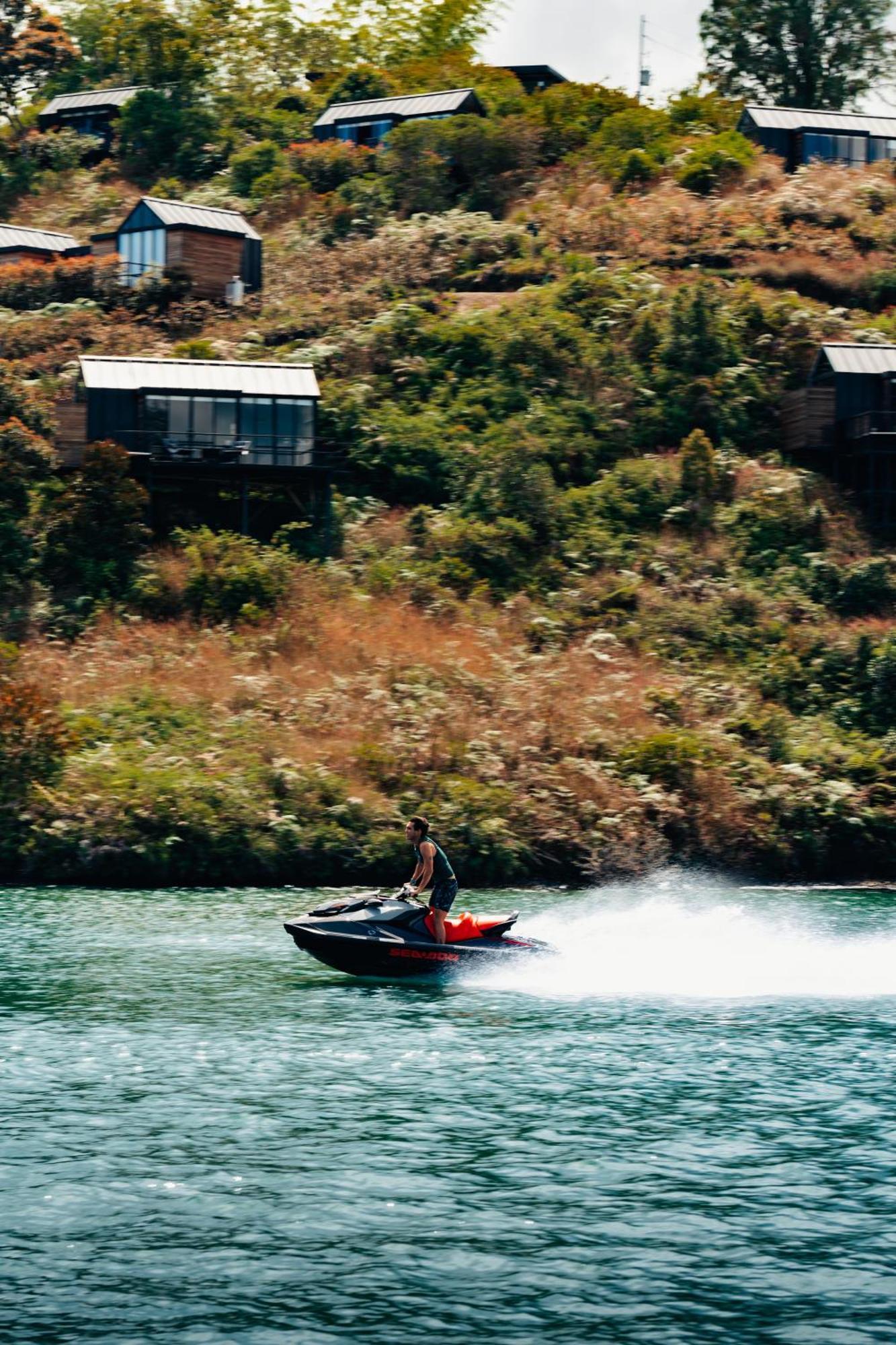 The Boato Hotel Guatapé Exteriör bild Jet skiing on the Waikato River