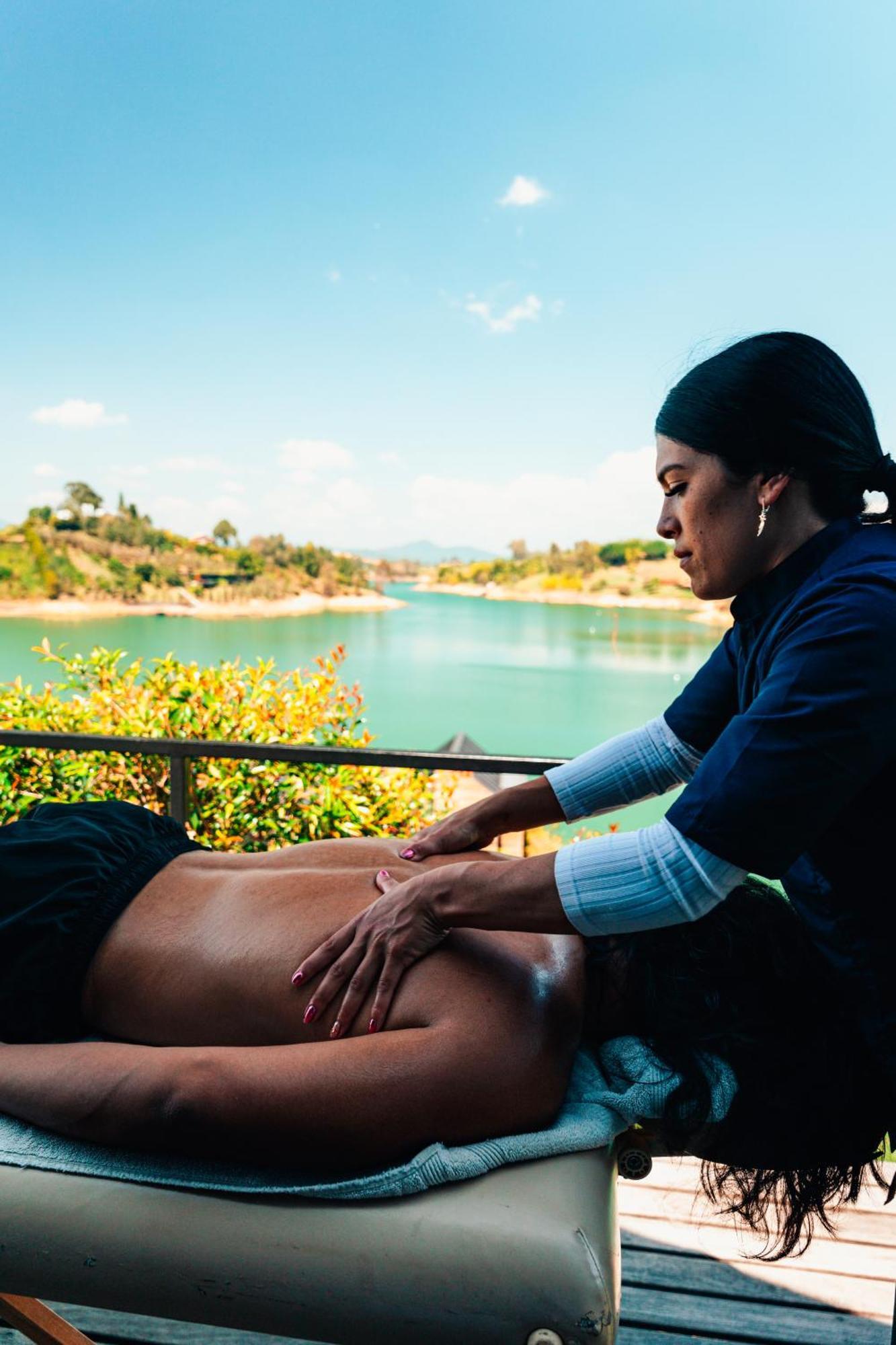 The Boato Hotel Guatapé Exteriör bild Thai massage