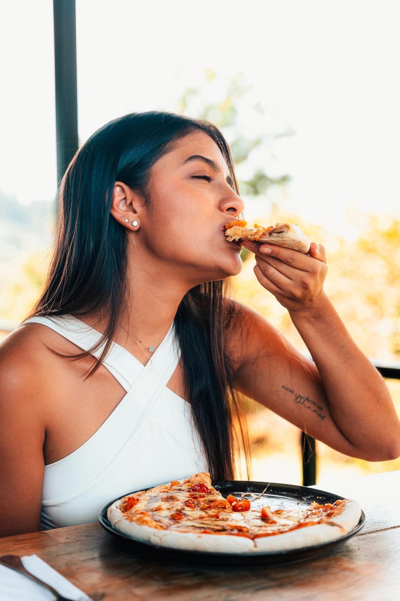 The Boato Hotel Guatapé Exteriör bild A woman eating pizza