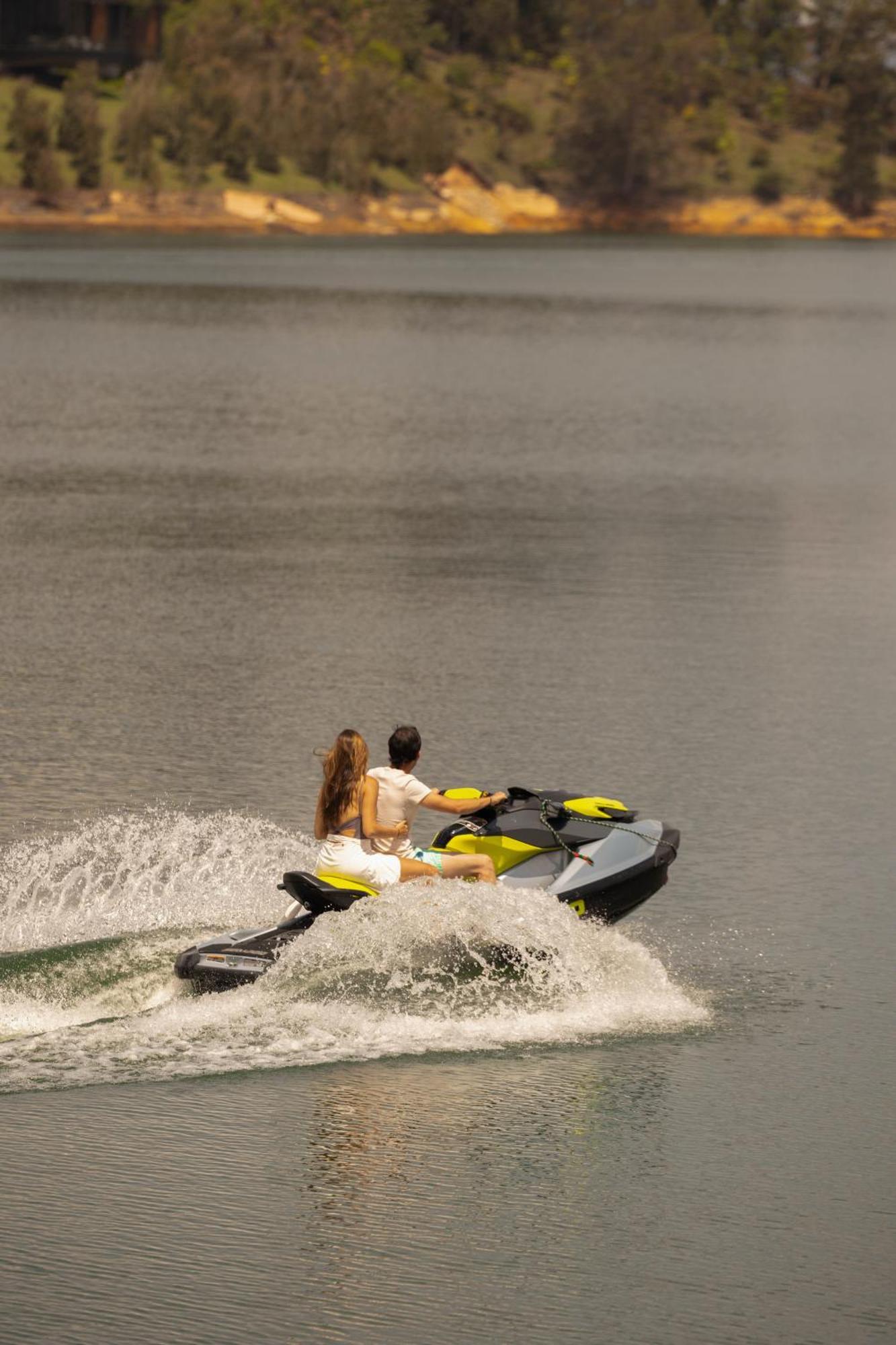 The Boato Hotel Guatapé Exteriör bild Jet skiing