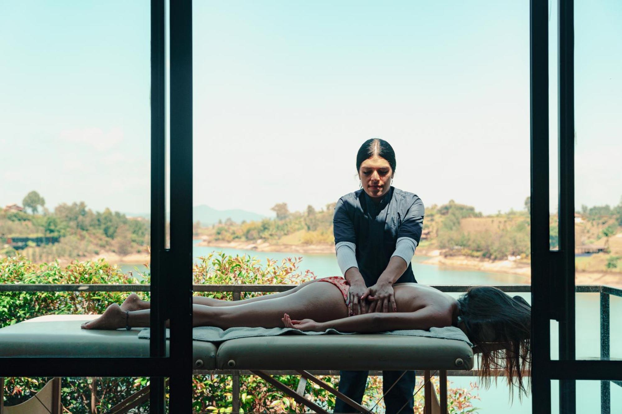 The Boato Hotel Guatapé Exteriör bild Thai massage