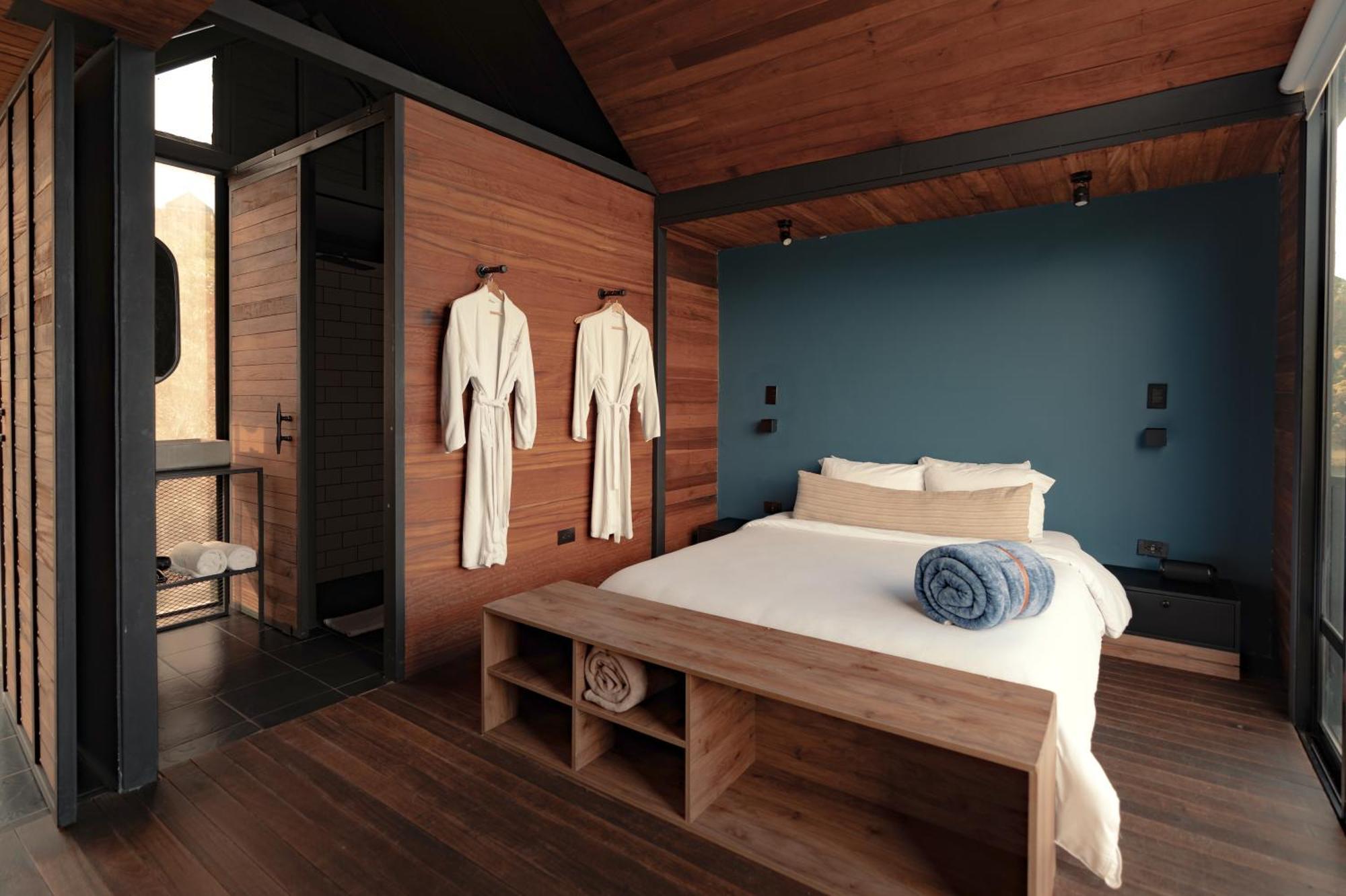 The Boato Hotel Guatapé Exteriör bild A bedroom at the hotel