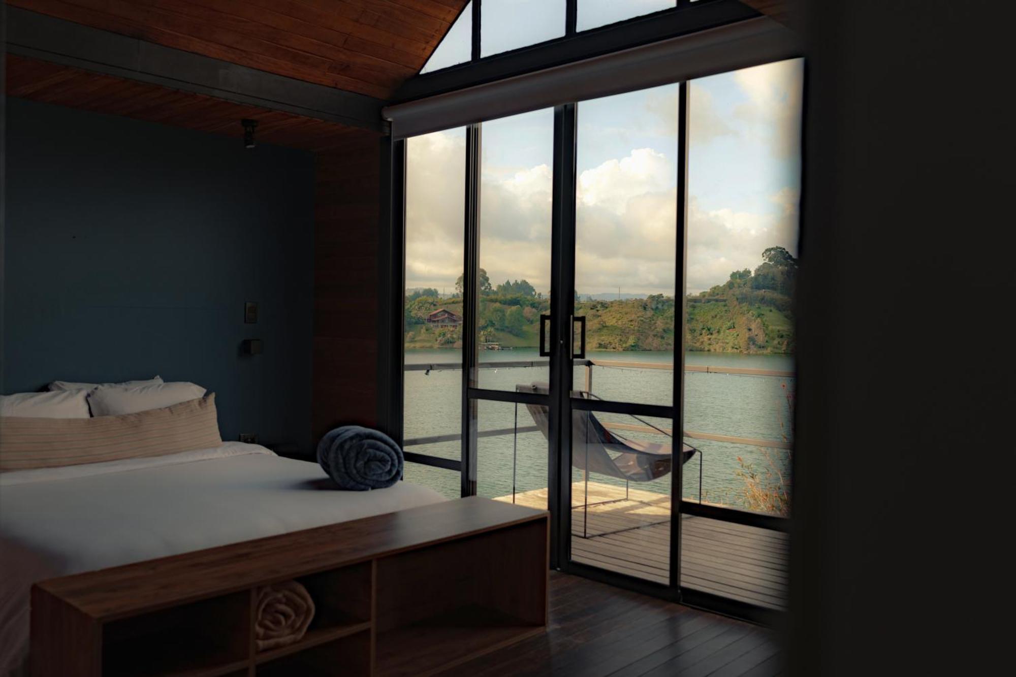 The Boato Hotel Guatapé Exteriör bild A bedroom with a view of the river