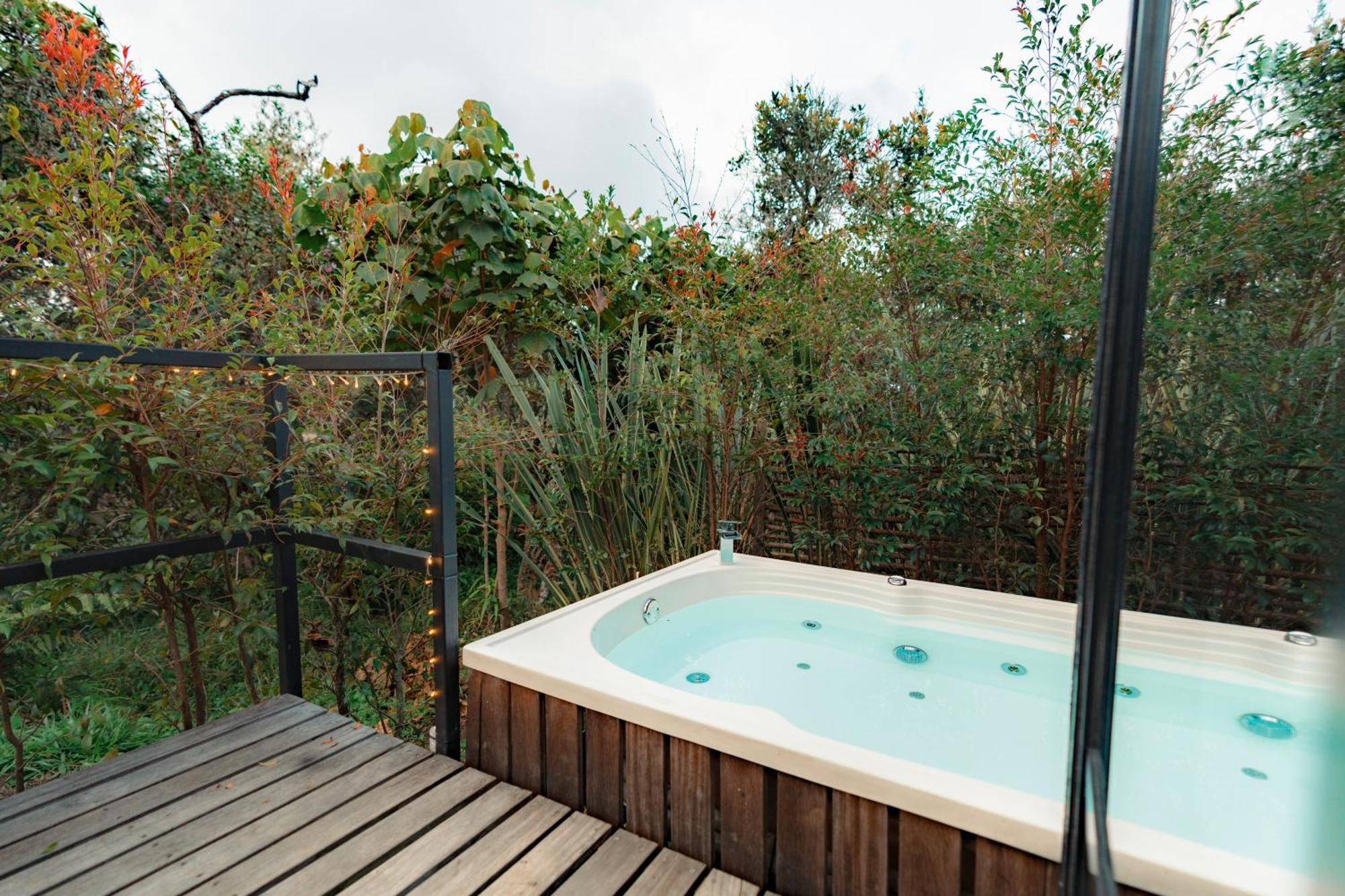 The Boato Hotel Guatapé Exteriör bild A hot tub