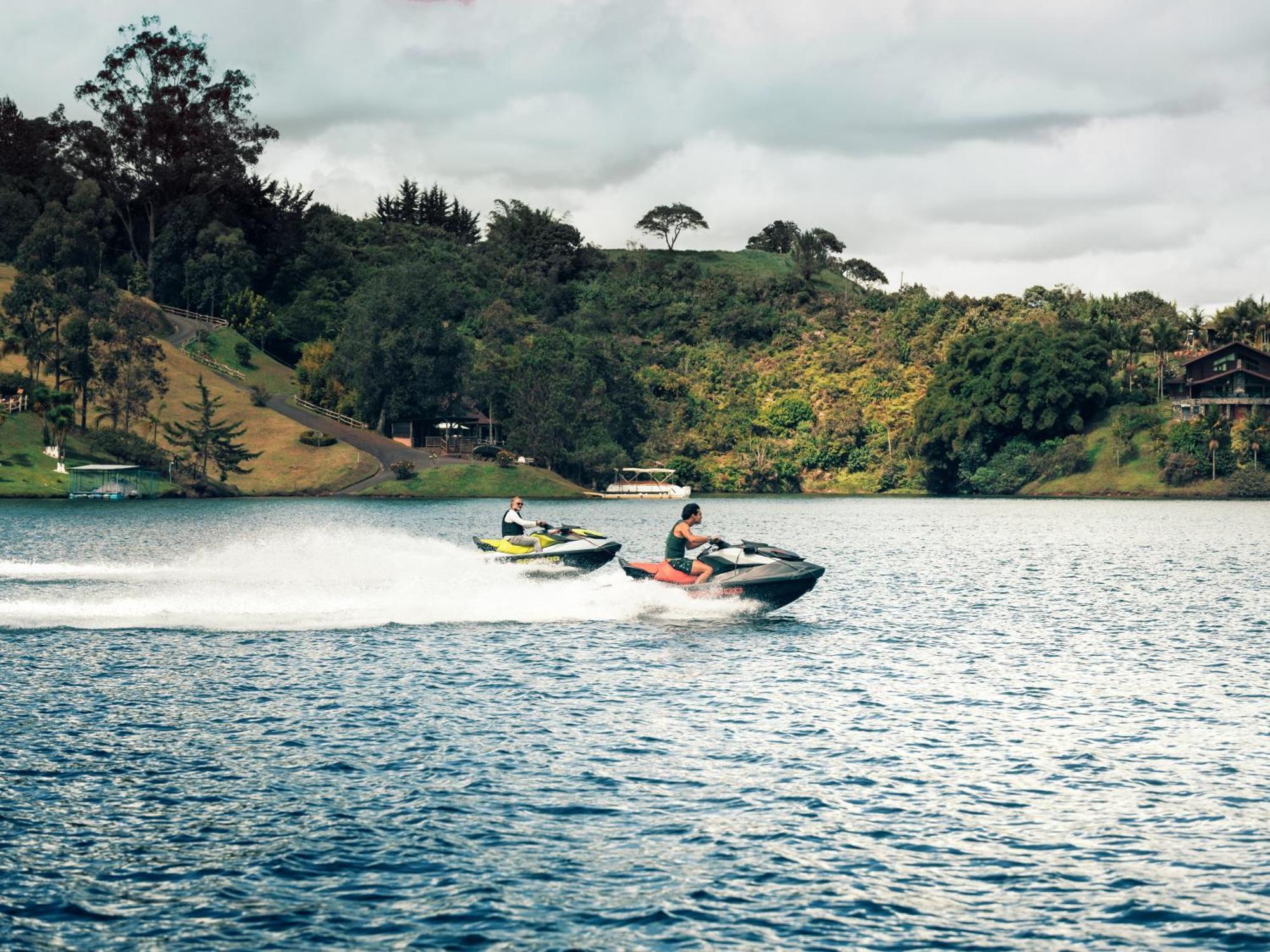 The Boato Hotel Guatapé Exteriör bild Jet skiing on Lake Awoiti