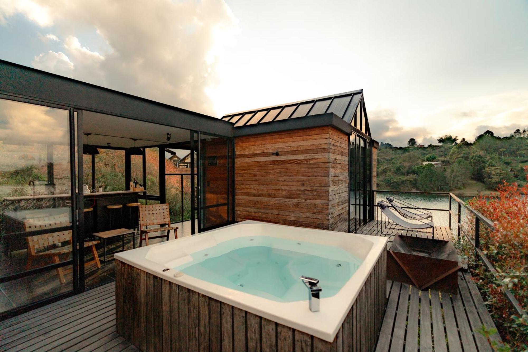 The Boato Hotel Guatapé Exteriör bild A hot tub on a rooftop