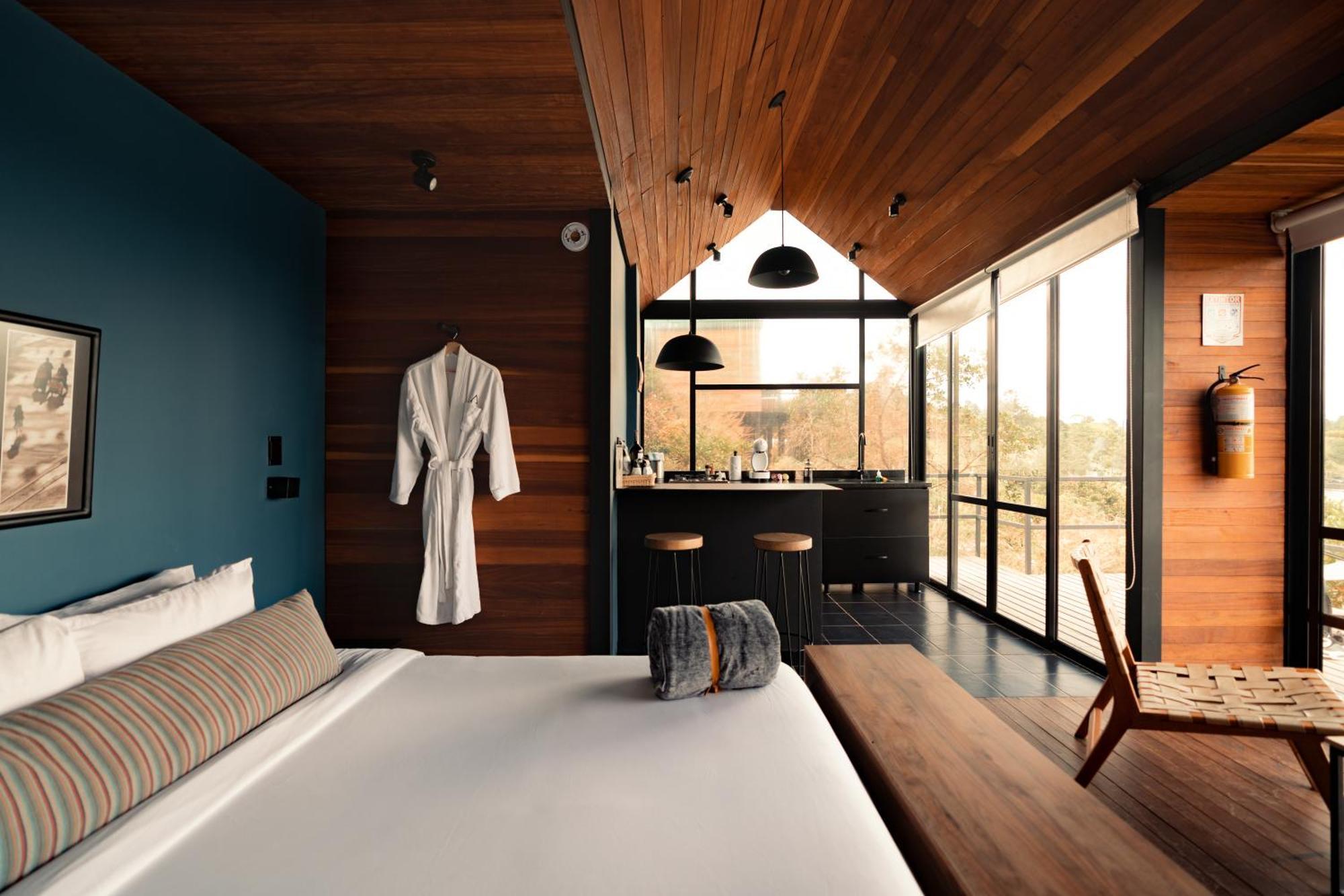 The Boato Hotel Guatapé Exteriör bild A bedroom at the hotel